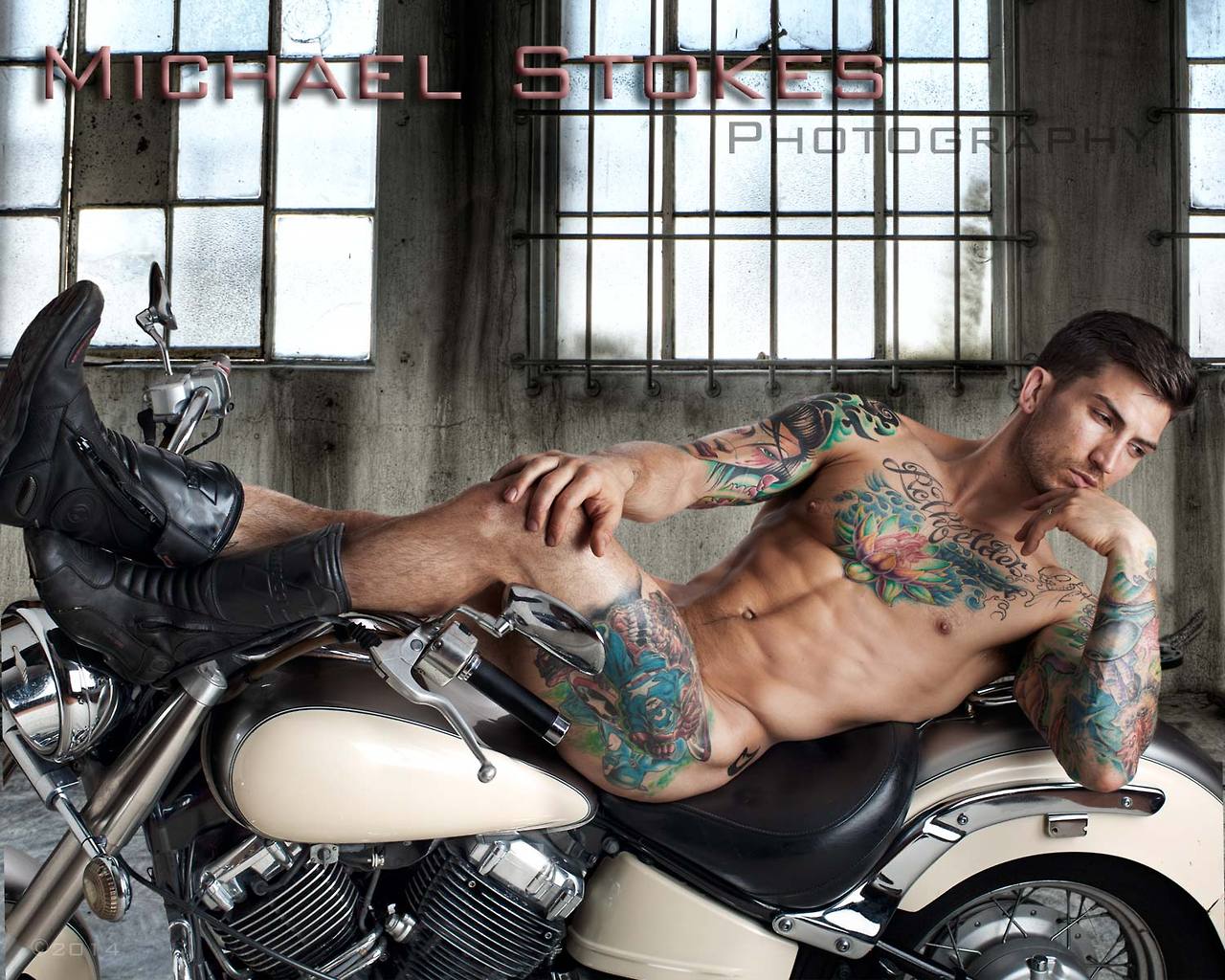 tatloveboys: michaelstokes: Adam resting on his bike More sexiness 